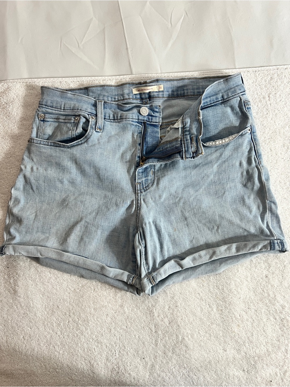 Levi's Light Blue Denim Rolled-Hem Women's Shorts size 31